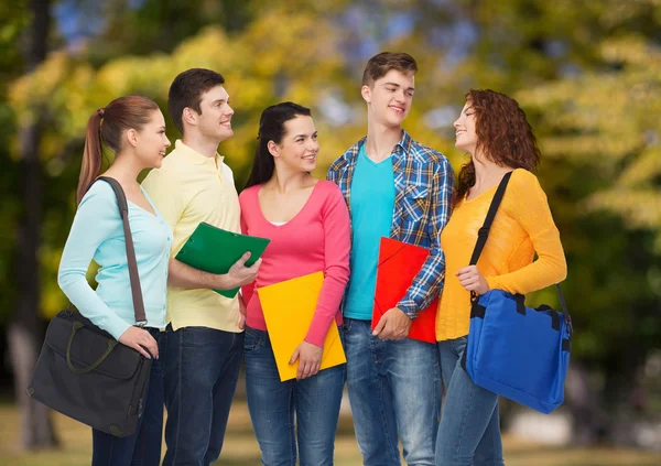 Grupo de adolescentes sonrientes —  Fotos de Stock