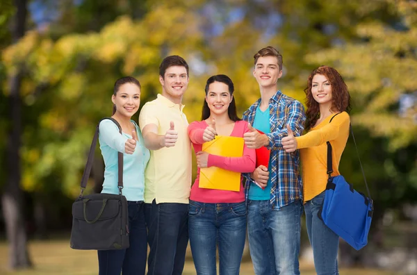 Groep van lachende tieners tonen duimen omhoog — Stockfoto