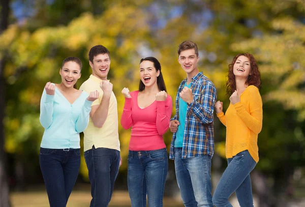 Grupp leende tonåringar över grön park — Stockfoto