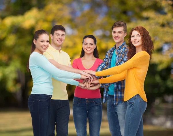 Grupo de adolescentes sonrientes sobre el parque verde — Foto de Stock