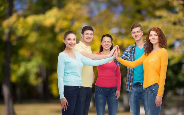 Groupe d'adolescents souriants sur le parc vert — Photo