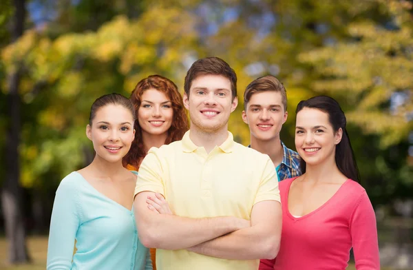 Group of smiling teenagers over green park — Stock Photo, Image