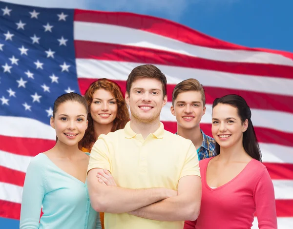 Groep van lachende tieners over Amerikaanse vlag — Stockfoto