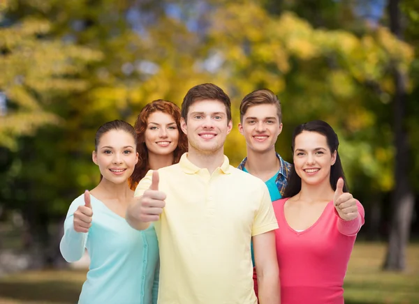 Группа улыбающихся подростков над зеленым парком — стоковое фото