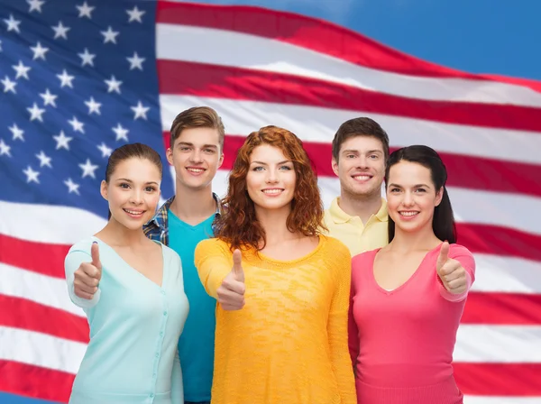 Groupe d'adolescents souriants sur drapeau américain — Photo