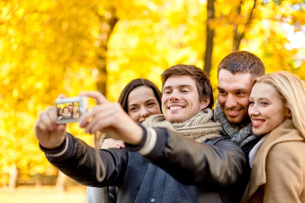 Selfie yapma kadın ve erkek gülümseyen bir grup — Stok fotoğraf