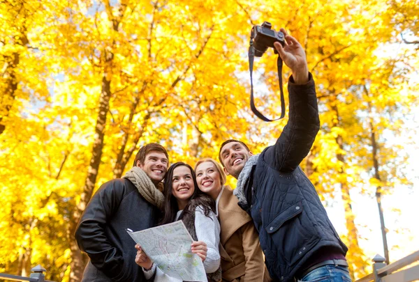 Group of friends with map outdoors — Stock Photo, Image