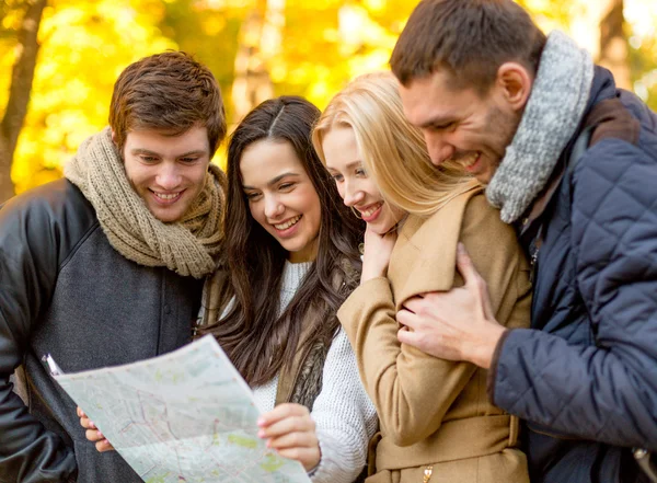 Grupo de amigos con mapa al aire libre —  Fotos de Stock