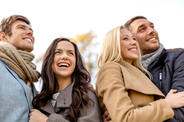 秋の公園で男性と女性の笑顔のグループ — ストック写真
