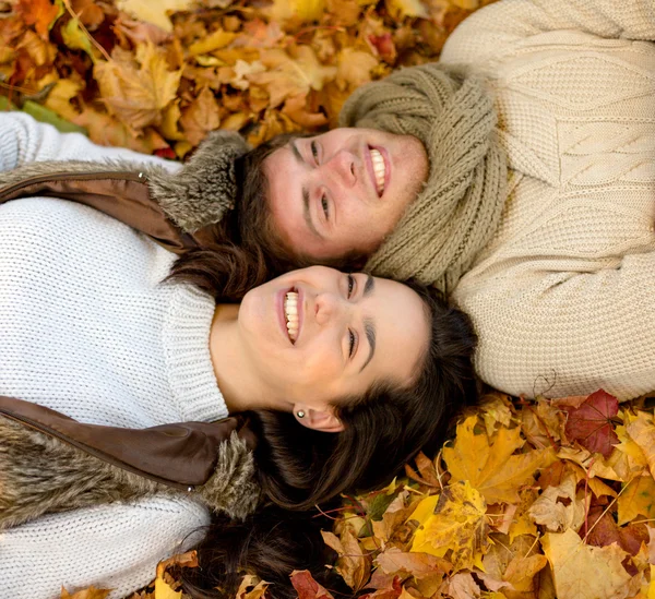 躺在秋天公园的新人面带笑容的特写 — 图库照片