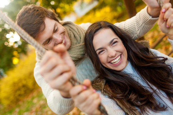 Couple souriant étreignant dans le parc d'automne — Photo