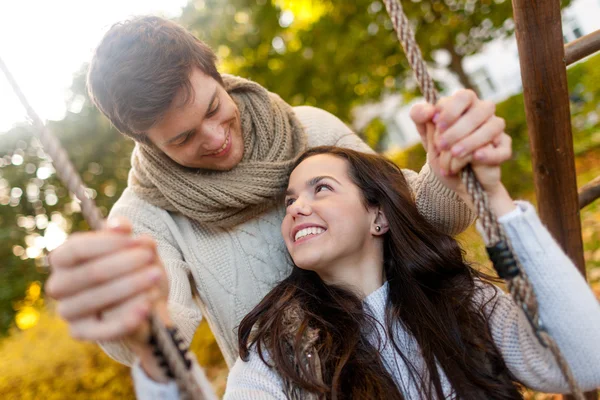 Coppia sorridente che si abbraccia nel parco autunnale — Foto Stock