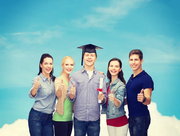 Grupo de estudiantes con diploma mostrando pulgares hacia arriba — Foto de Stock