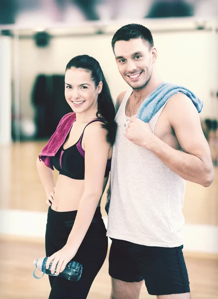 Deux personnes souriantes dans la salle de gym — Photo