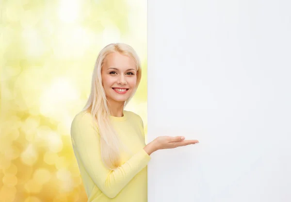 Donna sorridente in maglione con lavagna bianca bianca — Foto Stock