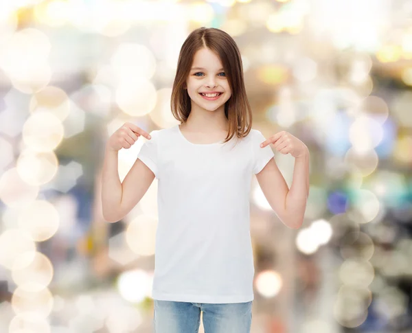Leende liten flicka i vit blank t-shirt — Stockfoto
