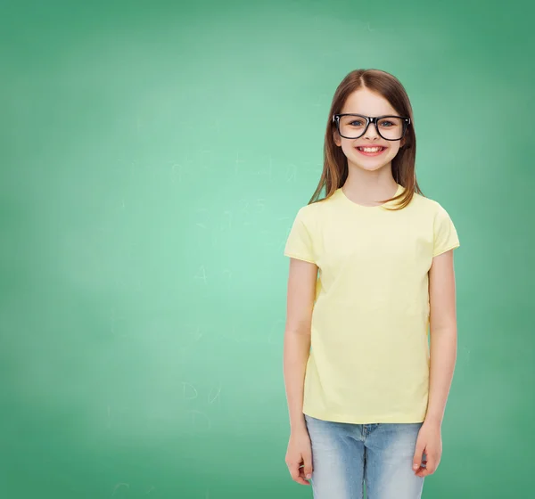 Sorrindo bonito menina em óculos pretos — Fotografia de Stock