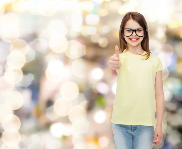 Ler söt liten flicka i svart glasögon — Stockfoto