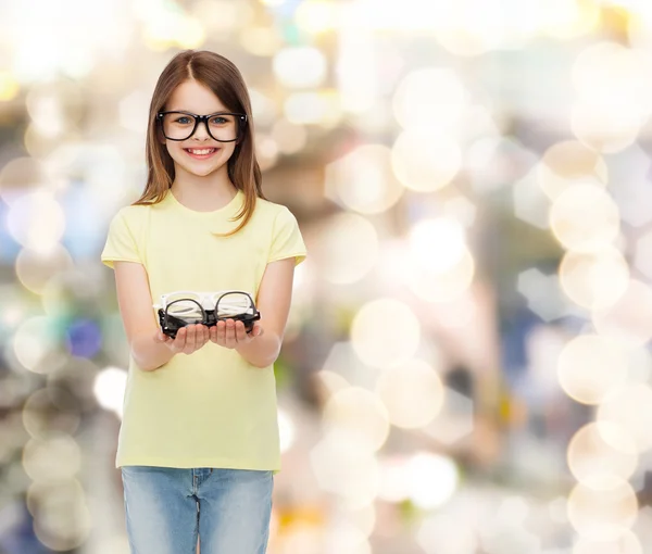 Sorrindo bonito menina em óculos pretos — Fotografia de Stock