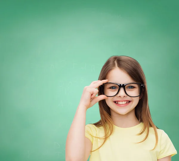 Sorrindo bonito menina em óculos pretos — Fotografia de Stock