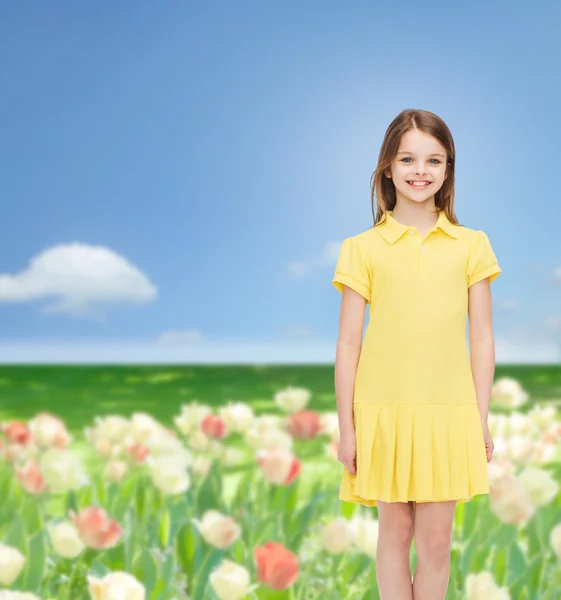 微笑着件黄色的连衣裙的小女孩 — 图库照片