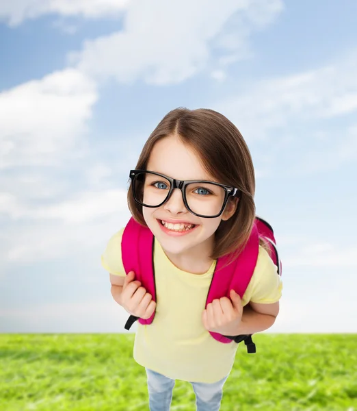 Felice ragazza adolescente sorridente in occhiali con borsa — Foto Stock