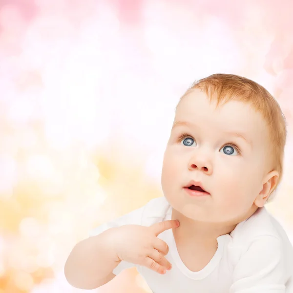 好奇心が強い赤ちゃん床に横たわってと見上げる — ストック写真