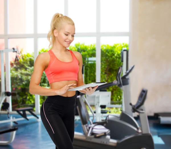 Mujer deportiva sonriente con la computadora de la tableta PC — Foto de Stock