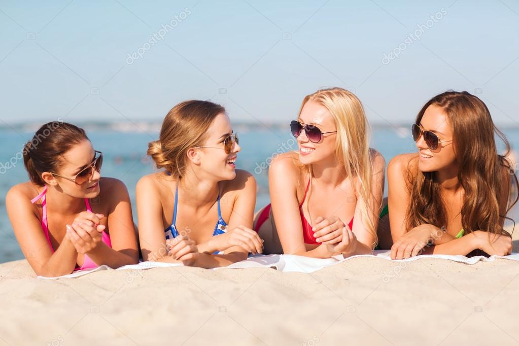 Groupe De Femmes Souriantes En Lunettes De Soleil Sur La Plage Image Libre De Droit Par Syda Productions C