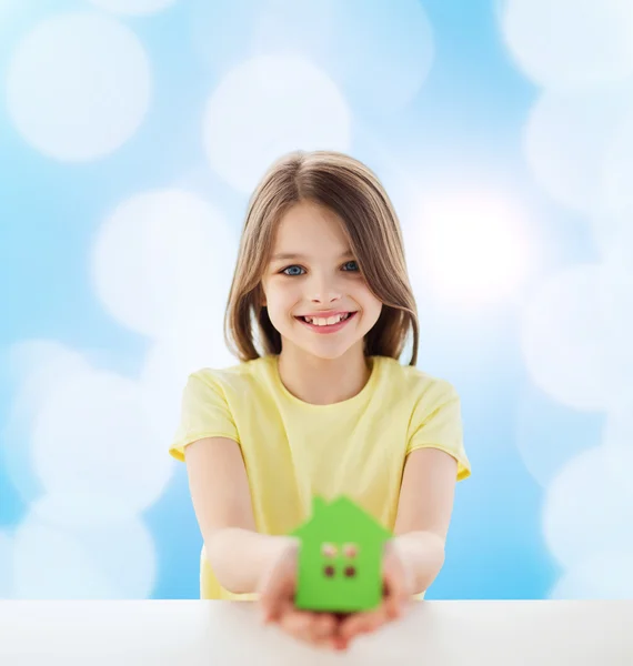 Красивая маленькая девочка, держащая картонный домик — стоковое фото