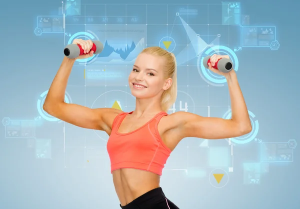 Sorrindo bela mulher esportiva com halteres — Fotografia de Stock