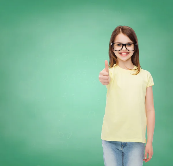 Sorrindo bonito menina em óculos pretos — Fotografia de Stock