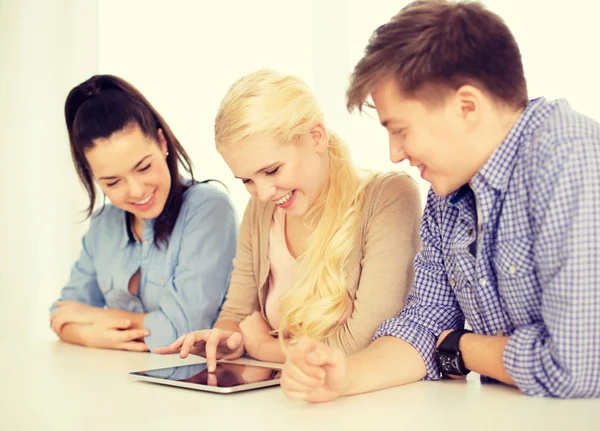 Estudiantes sonrientes con tablet PC en la escuela — Foto de Stock