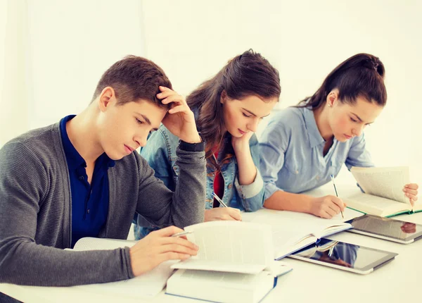 Students with notebooks and tablet pc at school — Stock Photo, Image