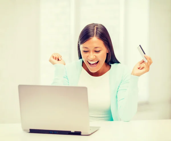 Geschäftsfrau mit Laptop und Kreditkarte — Stockfoto