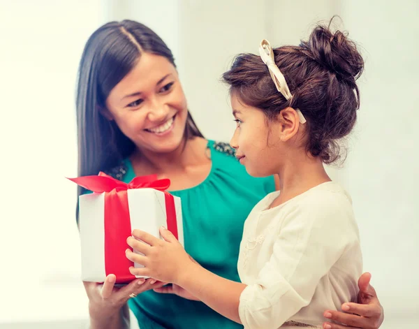 Gelukkig moeder en kind meisje met doos van de gift — Stockfoto