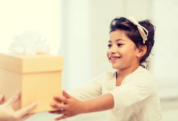 Gelukkig kind meisje met doos van de gift — Stockfoto