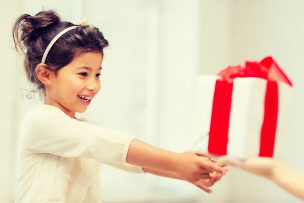 Gelukkig kind meisje met doos van de gift — Stockfoto