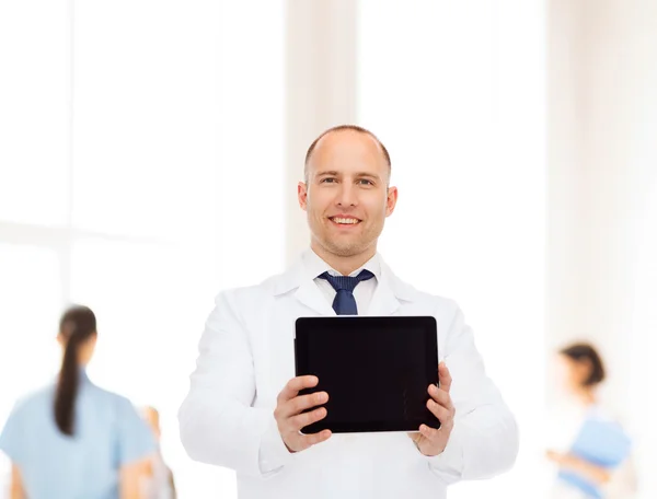 Sonriente médico masculino con tableta pc — Foto de Stock