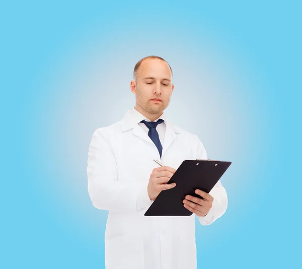 Médico masculino grave com área de transferência — Fotografia de Stock