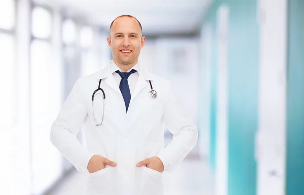 Médico varón sonriente de bata blanca con estetoscopio — Foto de Stock