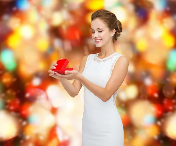 Gülümseyen kadın kırmızı hediye kutusu holding — Stok fotoğraf