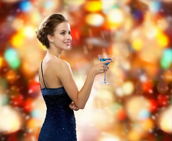 Lachende vrouw met cocktail — Stockfoto