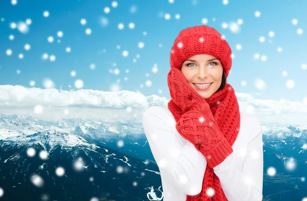 Sorrindo jovem mulher em roupas de inverno — Fotografia de Stock