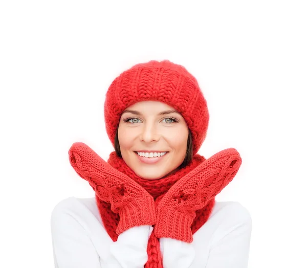 Sorrindo jovem mulher em roupas de inverno — Fotografia de Stock