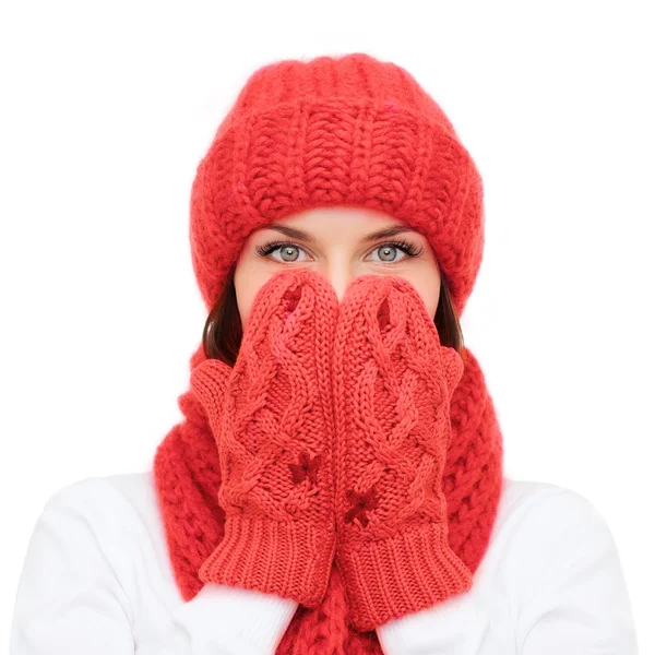 Jeune femme souriante en vêtements d'hiver — Photo