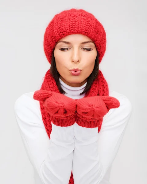 Smiling young woman in winter clothes — Stock Photo, Image