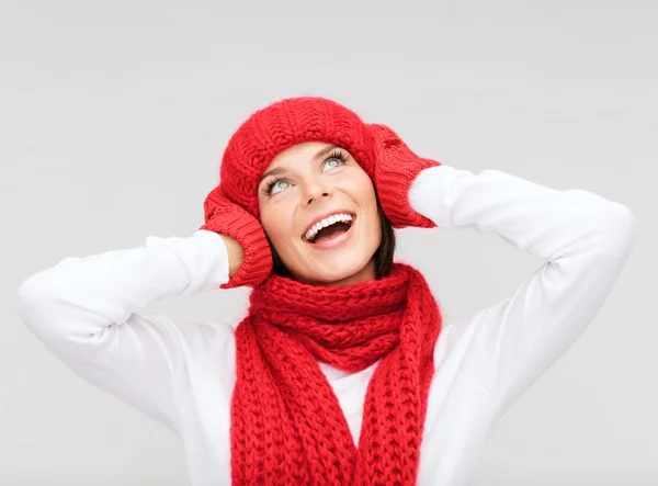 Улыбающаяся молодая женщина в зимней одежде — стоковое фото