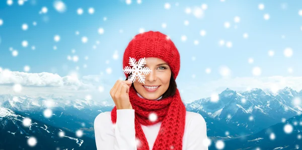 Lachende jonge vrouw in winterkleren — Stockfoto