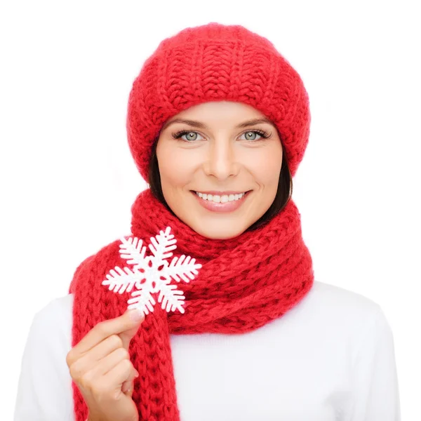 Χαμογελώντας νεαρή γυναίκα στο χειμωνιάτικα ρούχα — Φωτογραφία Αρχείου